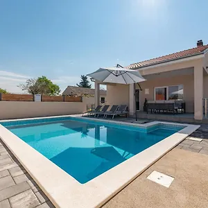 holiday-house-karla.hotelinzadar.com/